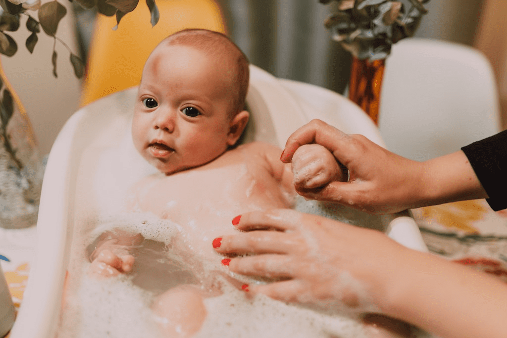 Um bebê na banheira.